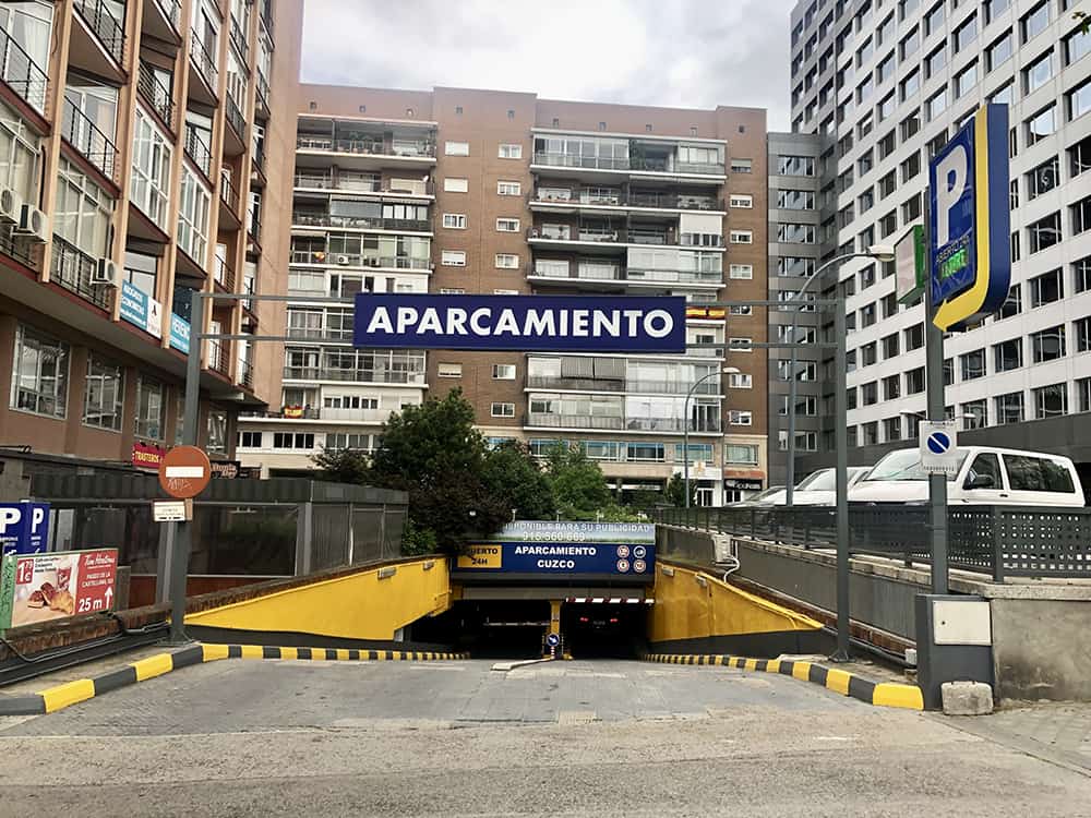 Entrada aparcamiento cuzco